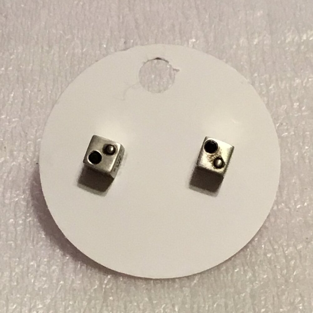 Very nice pair of Satya sterling silver 925 stud earrings